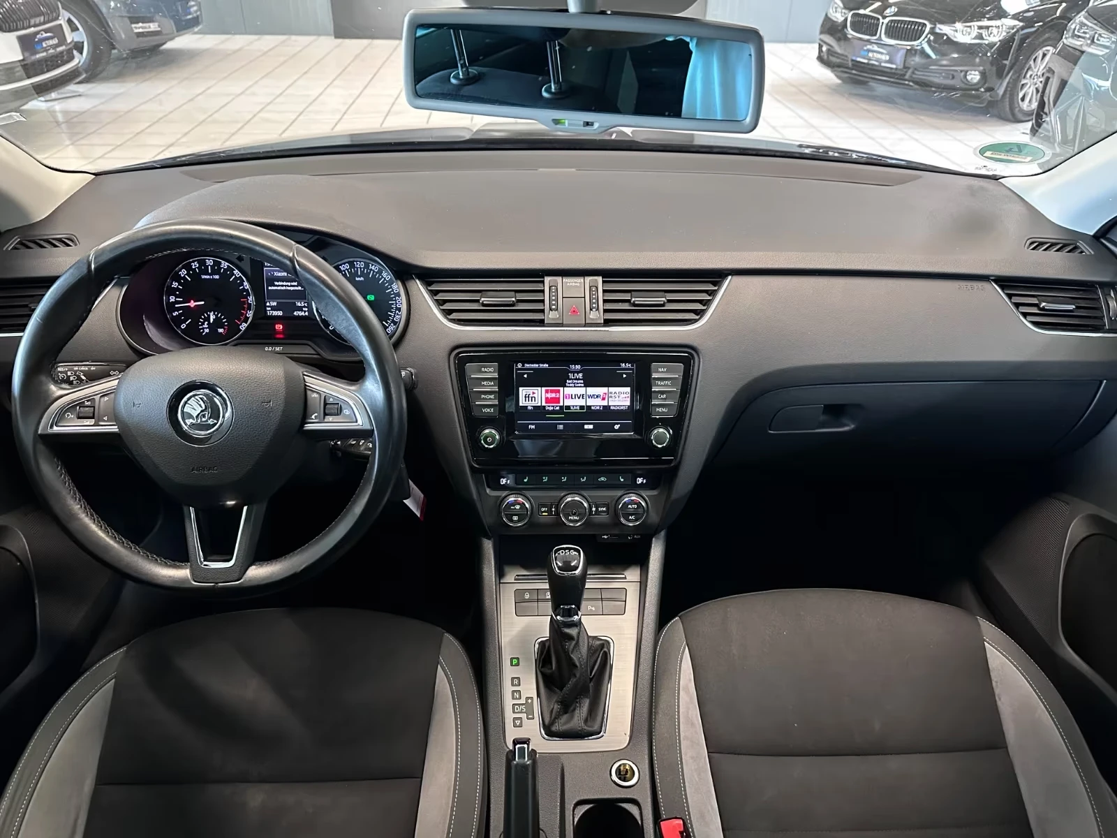 Skoda Octavia 2.0TDI/DSG/150кс| NAVI| CARPLAY| BI-XENON| LANE AS, снимка 8 - Автомобили и джипове - 54869582