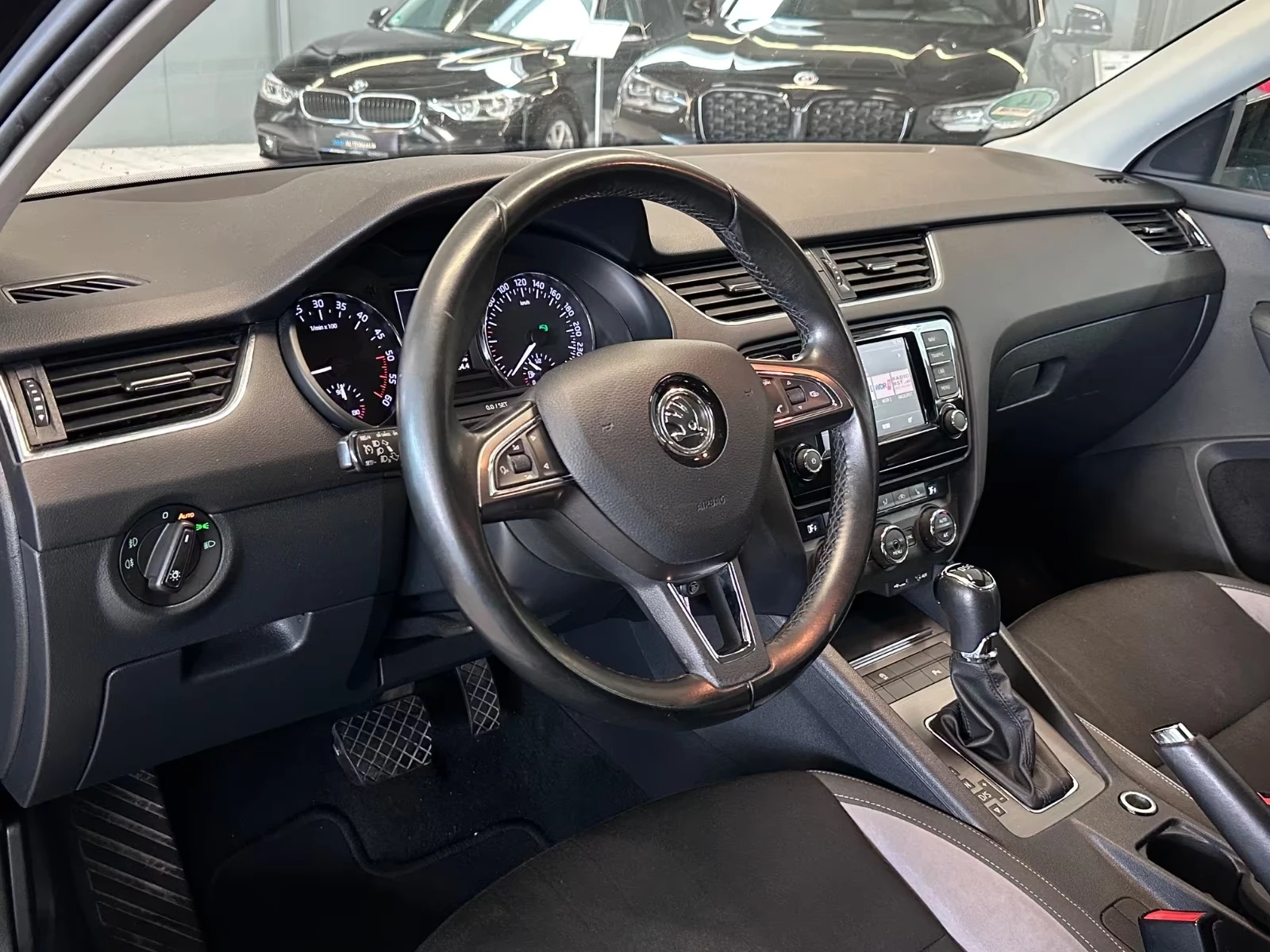 Skoda Octavia 2.0TDI/DSG/150кс| NAVI| CARPLAY| BI-XENON| LANE AS, снимка 7 - Автомобили и джипове - 54869582