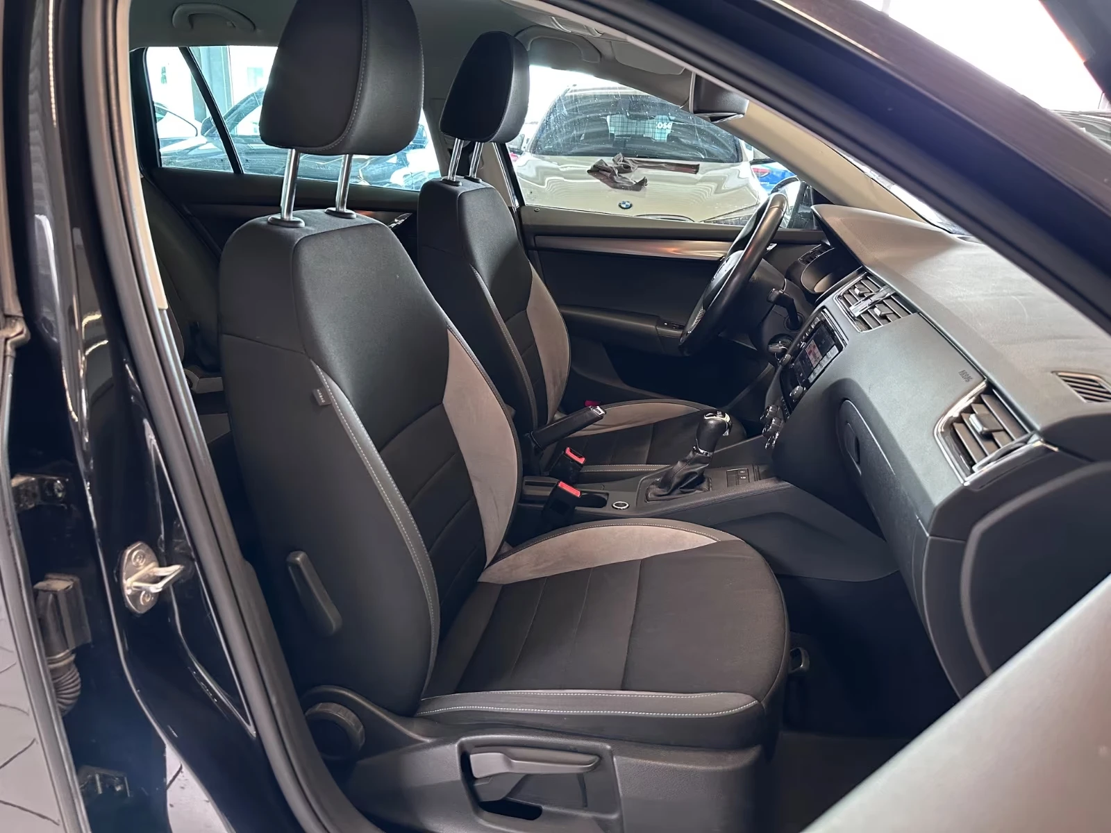 Skoda Octavia 2.0TDI/DSG/150кс| NAVI| CARPLAY| BI-XENON| LANE AS, снимка 14 - Автомобили и джипове - 54869582