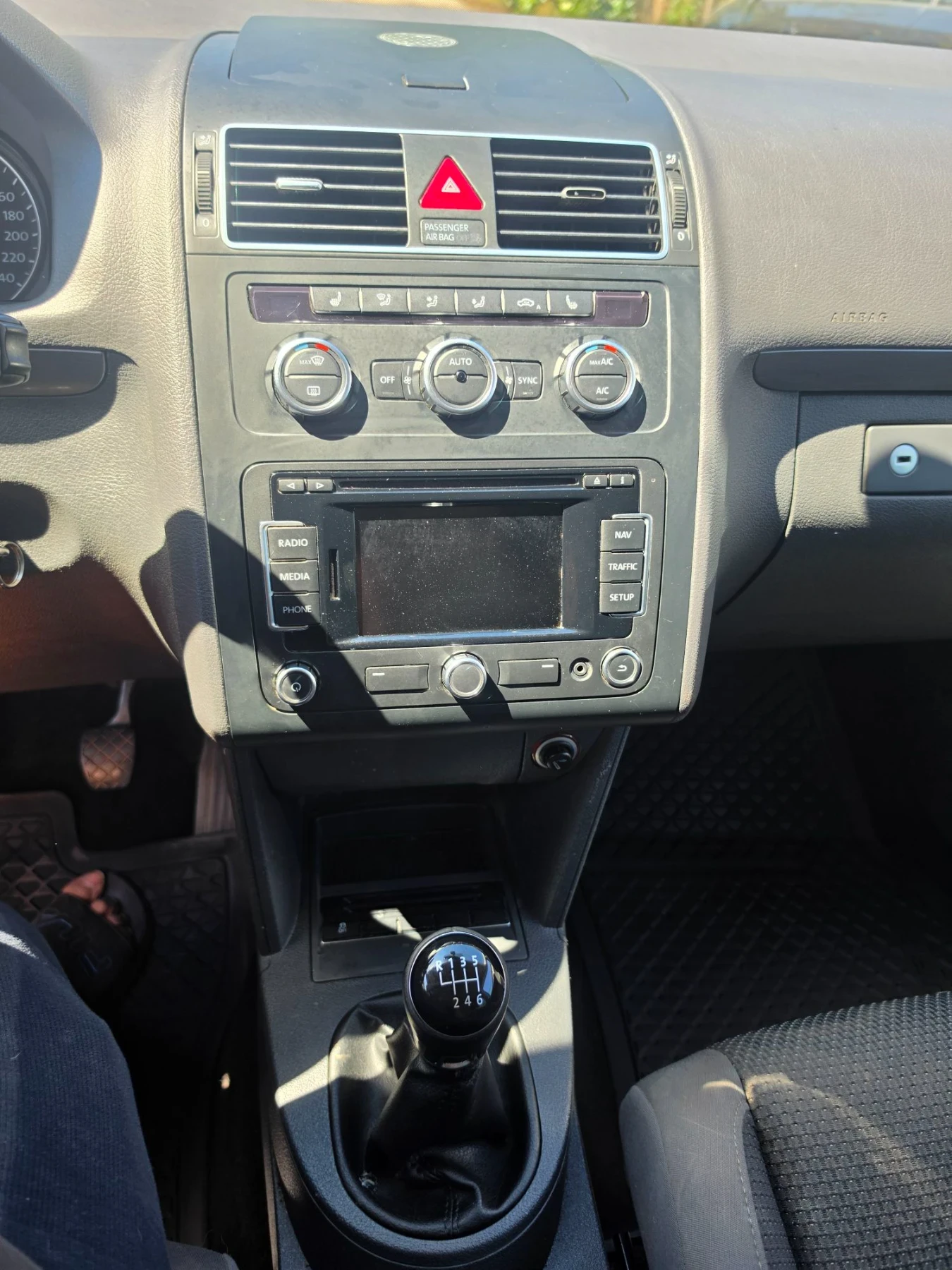 VW Touran 1.6тди 105коня 6 скорости нов внос Германия , снимка 8 - Автомобили и джипове - 56085770