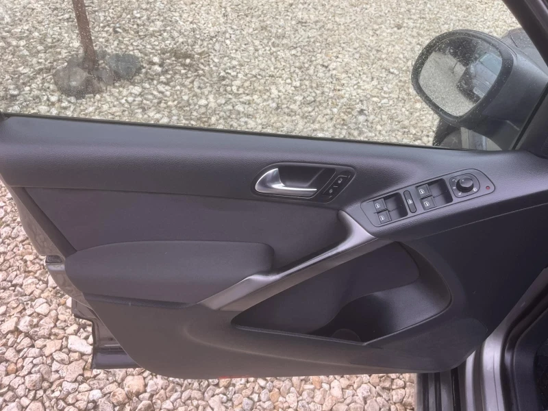 VW Tiguan 2.0TDI Нави, снимка 10 - Автомобили и джипове - 53291470
