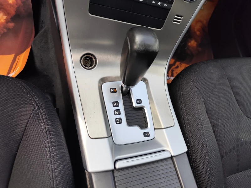 Volvo XC60 2.4D-4* 4X4* АВТОМАТИК* LED* , снимка 11 - Автомобили и джипове - 53380278