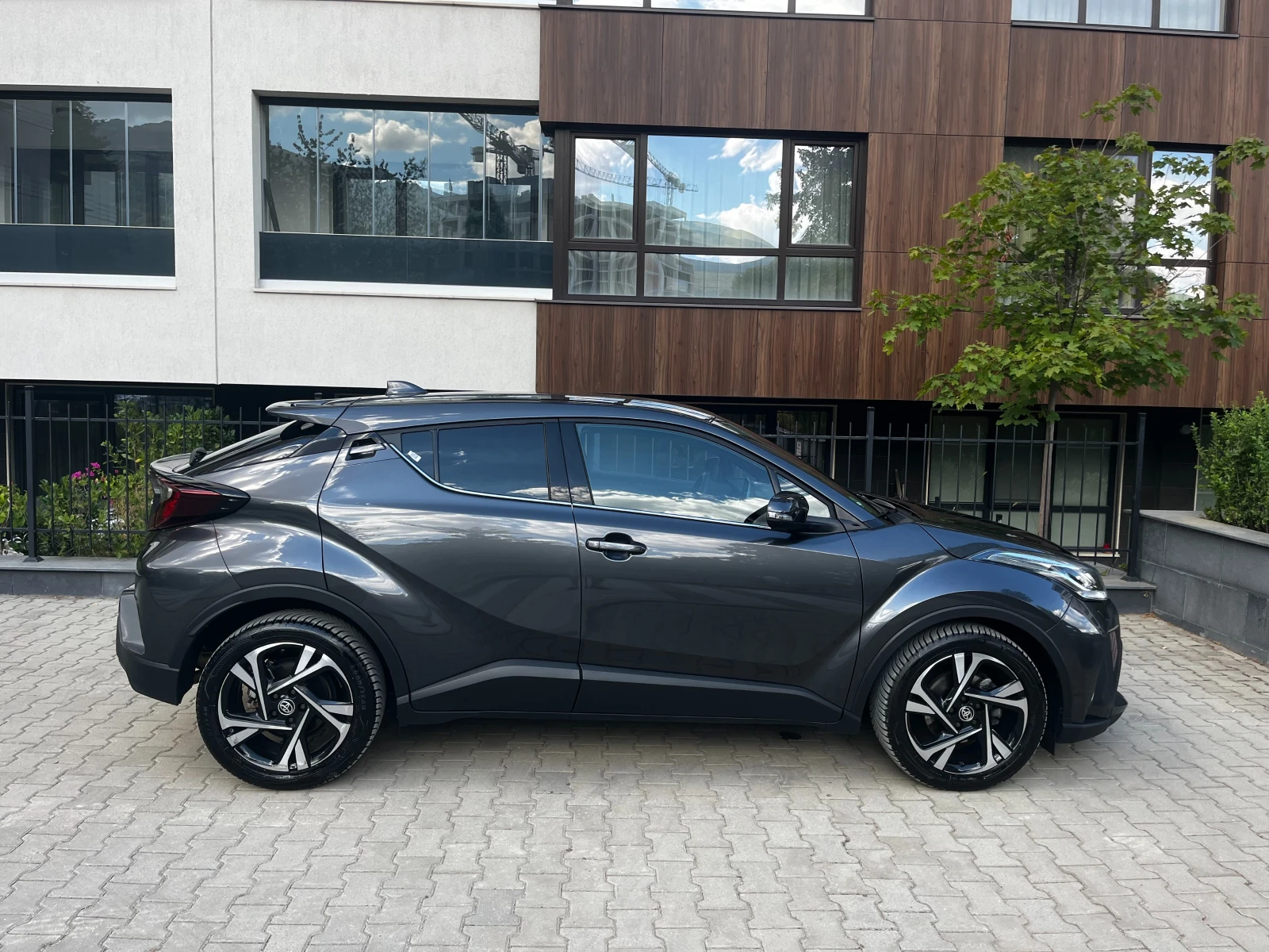 Toyota C-HR 1.8 ФАБРИЧНА ГАРАНЦИЯ - изображение 4