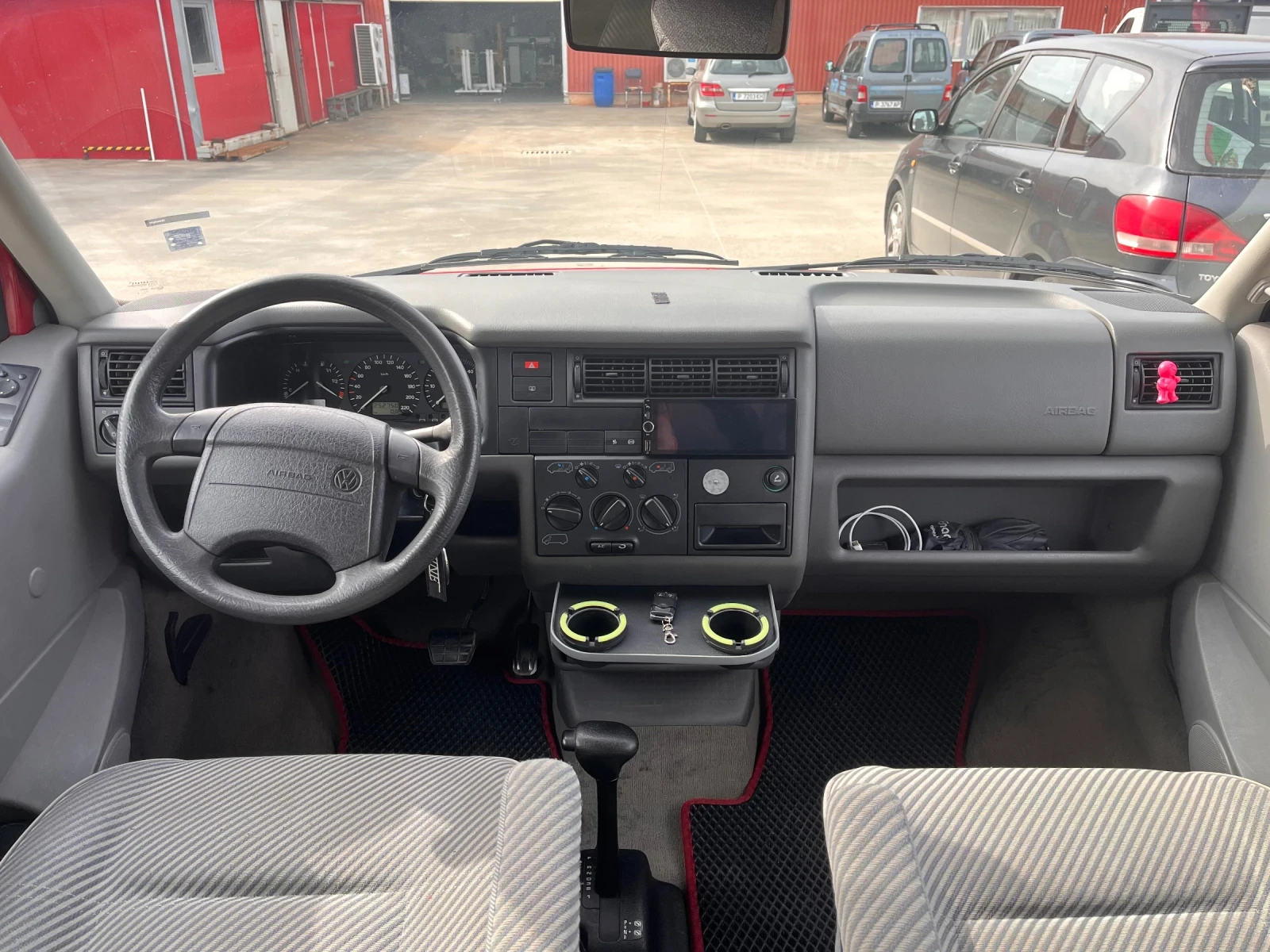 VW Caravelle, снимка 12 - Бусове и автобуси - 54225173