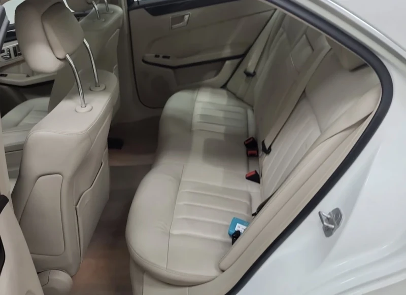 Mercedes-Benz E 400 4MATIC * * CARFAX * * АВТО КРЕДИТ * * , снимка 10 - Автомобили и джипове - 53045052