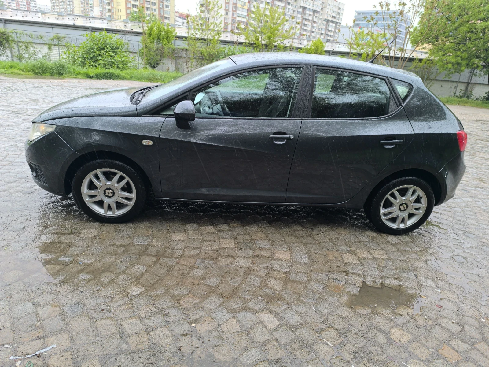 Seat Ibiza Личен автомобил , снимка 2 - Автомобили и джипове - 54154260