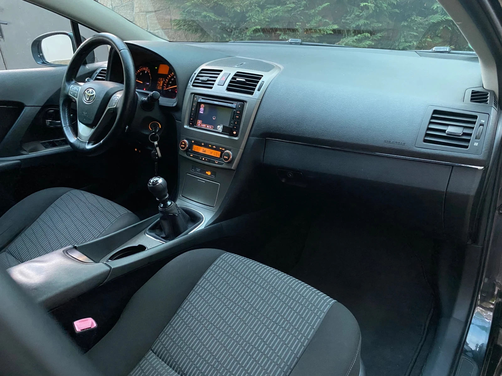 Toyota Avensis 2.2 D-4D, снимка 8 - Автомобили и джипове - 55572209