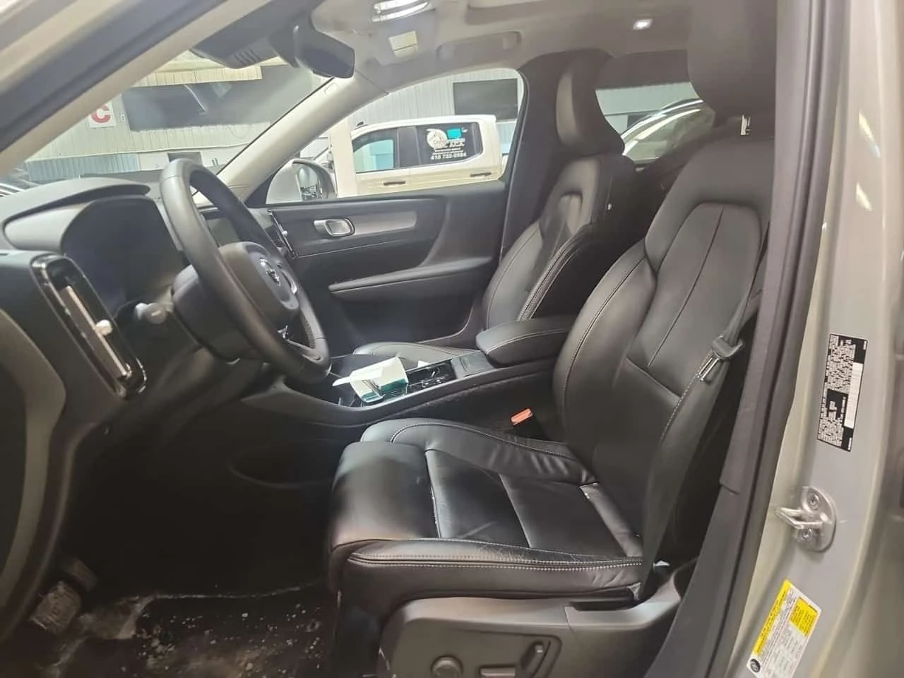 Volvo XC40 PLUS DARK THEME| 360| PANO| 2 КЛЮЧА| CARFAX, снимка 5 - Автомобили и джипове - 53963669