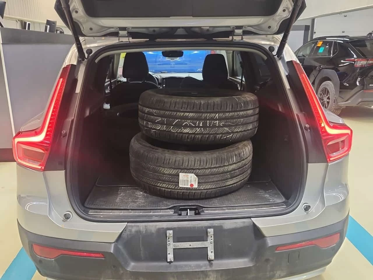 Volvo XC40 PLUS DARK THEME| 360| PANO| 2 КЛЮЧА| CARFAX, снимка 14 - Автомобили и джипове - 53963669