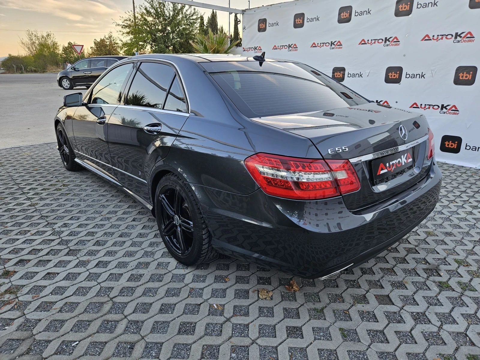 Mercedes-Benz E 500 5.5i-388кс= DISTRONIC= PANORAMA= ОБДУХВАНЕ - изображение 5