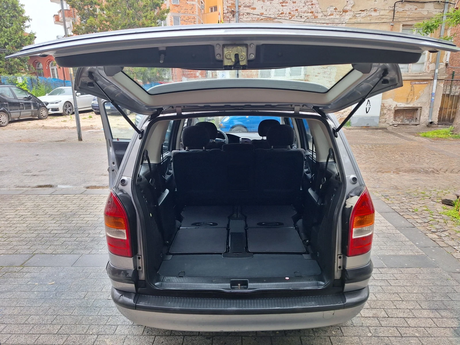 Opel Zafira 1.6 i, снимка 16 - Автомобили и джипове - 54563921
