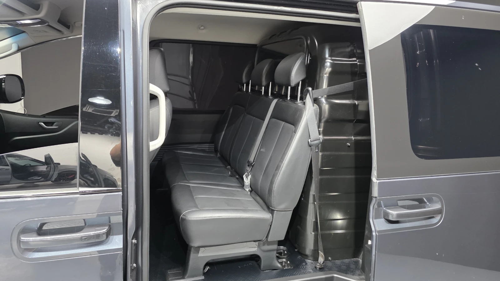 Hyundai Staria Modern* BLIND SPOT* ПОДГРЕВ ВОЛАН* КРАЙНА ЦЕНА, снимка 11 - Автомобили и джипове - 55348315
