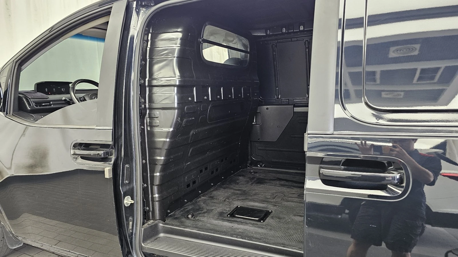Hyundai Staria Modern* BLIND SPOT* ПОДГРЕВ ВОЛАН* КРАЙНА ЦЕНА, снимка 12 - Автомобили и джипове - 55348315