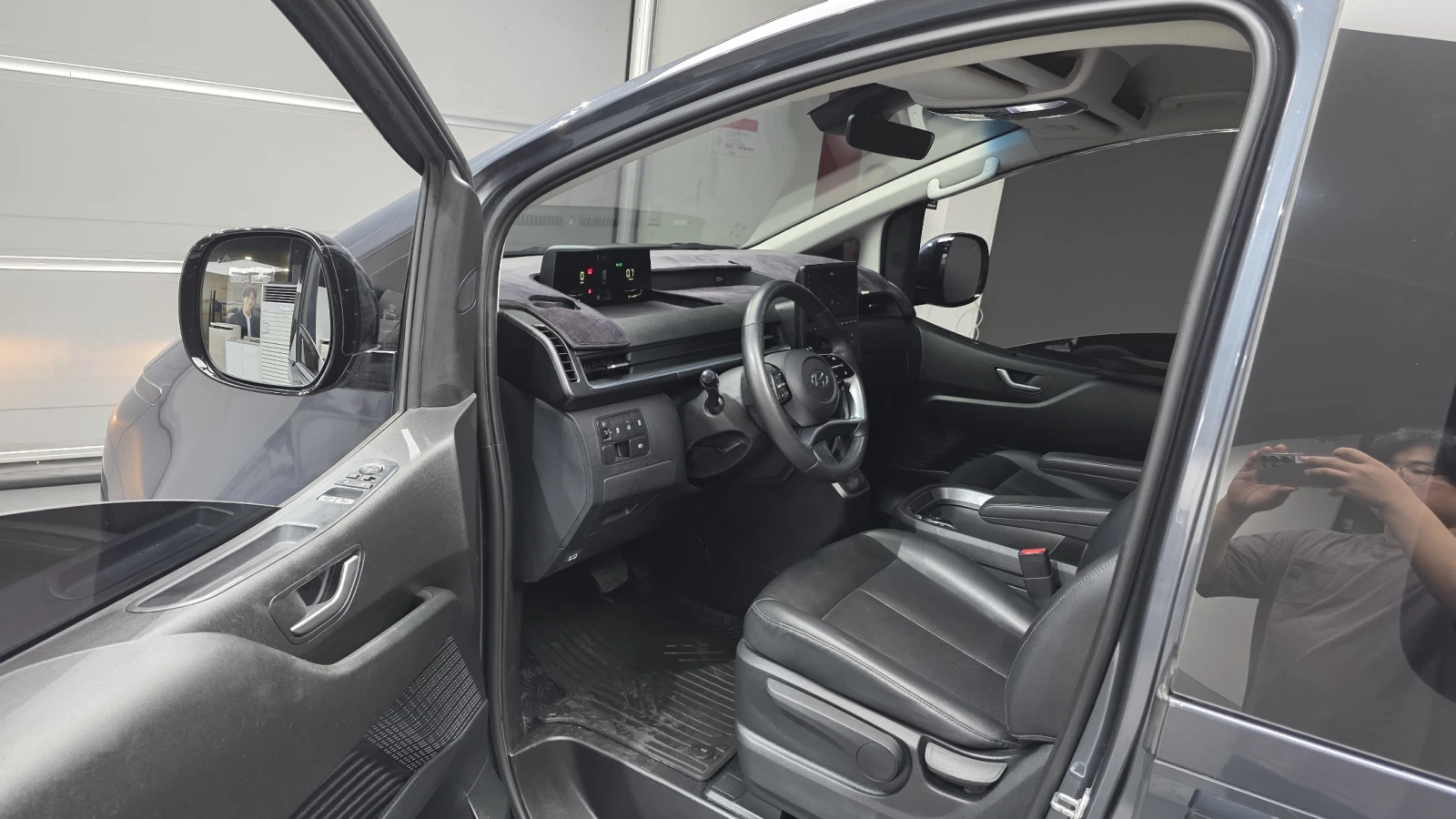 Hyundai Staria Modern* BLIND SPOT* ПОДГРЕВ ВОЛАН* КРАЙНА ЦЕНА, снимка 10 - Автомобили и джипове - 55348315