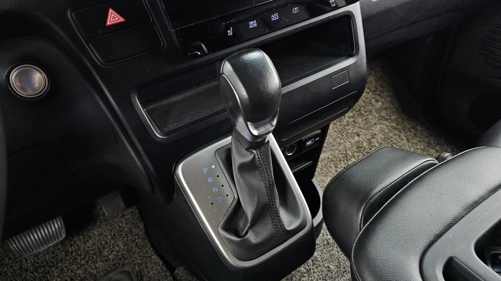Hyundai Staria Modern* BLIND SPOT* ПОДГРЕВ ВОЛАН* КРАЙНА ЦЕНА, снимка 9 - Автомобили и джипове - 55348315