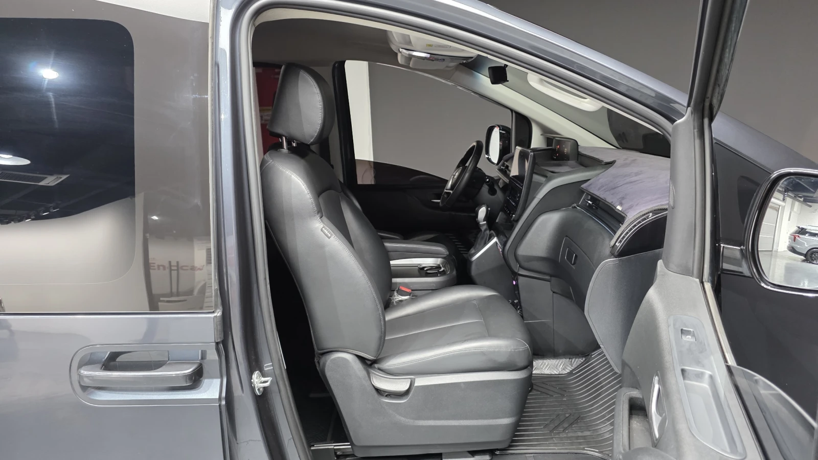 Hyundai Staria Modern* BLIND SPOT* ПОДГРЕВ ВОЛАН* КРАЙНА ЦЕНА, снимка 12 - Автомобили и джипове - 55348315