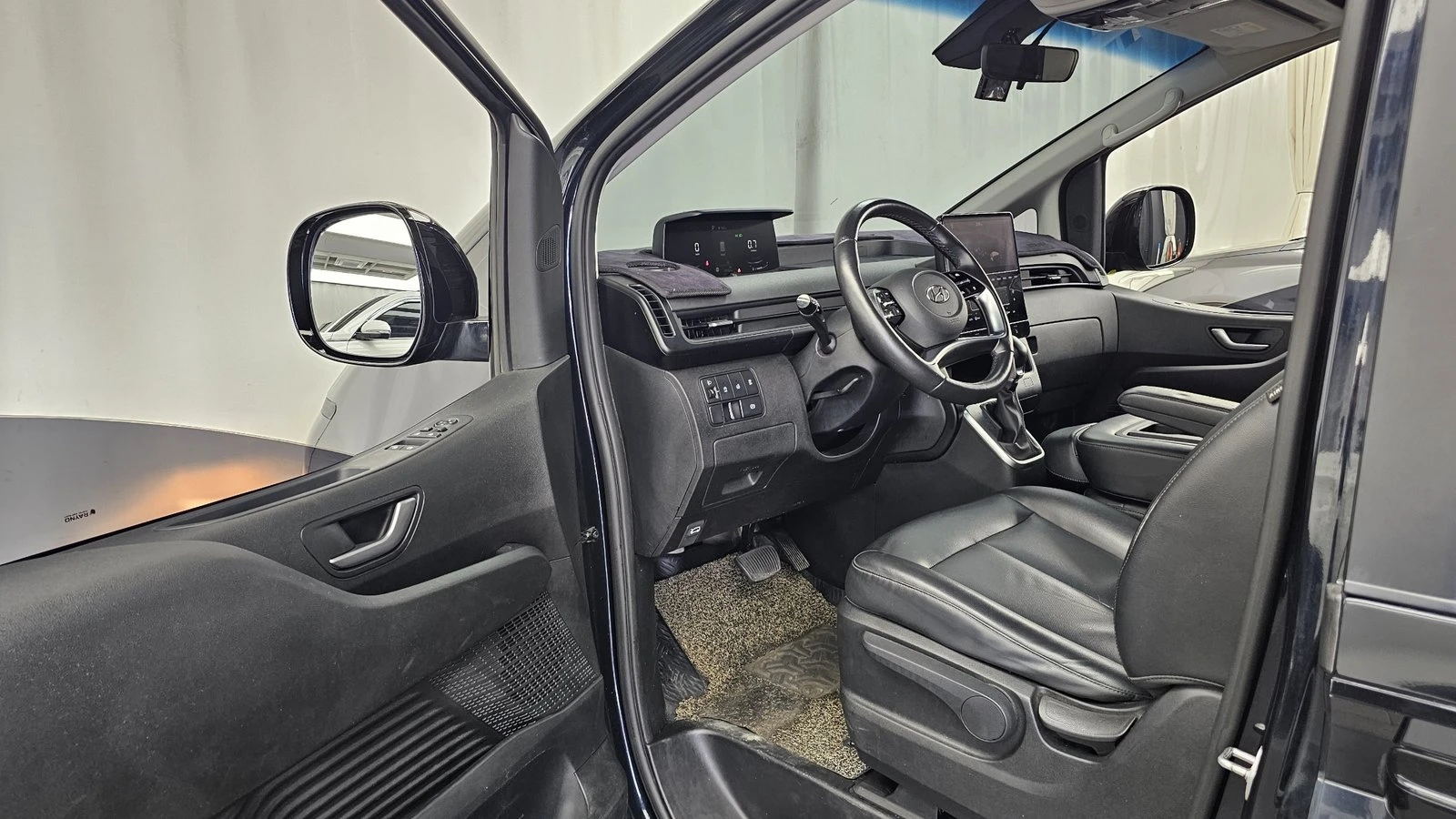 Hyundai Staria Modern* BLIND SPOT* ПОДГРЕВ ВОЛАН* КРАЙНА ЦЕНА, снимка 10 - Автомобили и джипове - 55348315