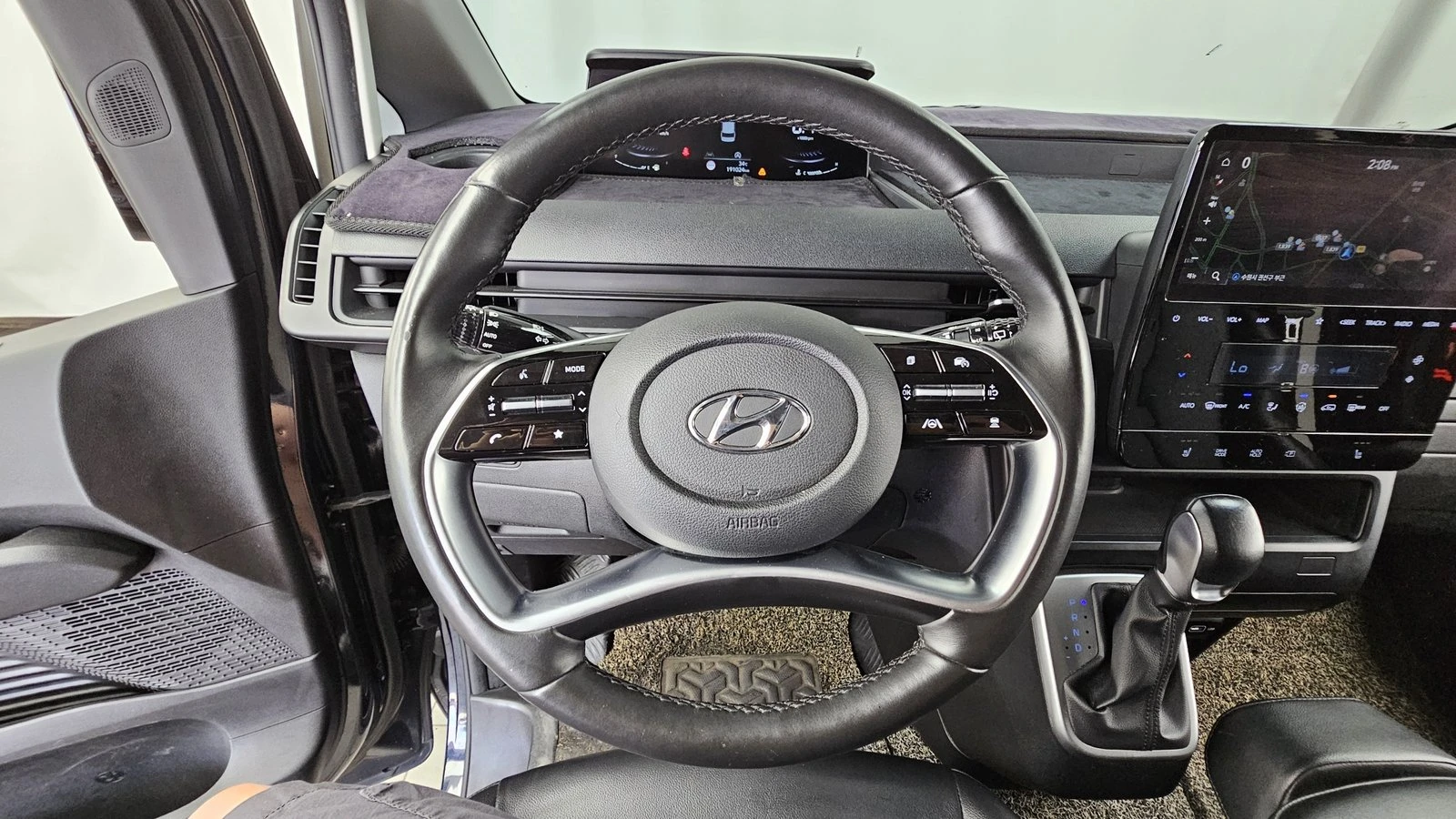 Hyundai Staria Modern* BLIND SPOT* ПОДГРЕВ ВОЛАН* КРАЙНА ЦЕНА, снимка 13 - Автомобили и джипове - 55348315
