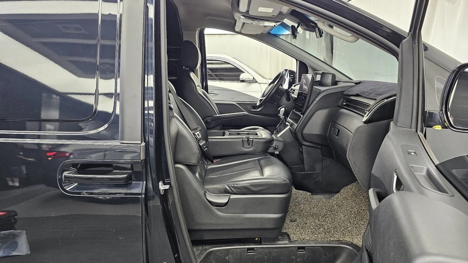 Hyundai Staria Modern* BLIND SPOT* ПОДГРЕВ ВОЛАН* КРАЙНА ЦЕНА, снимка 11 - Автомобили и джипове - 55348315
