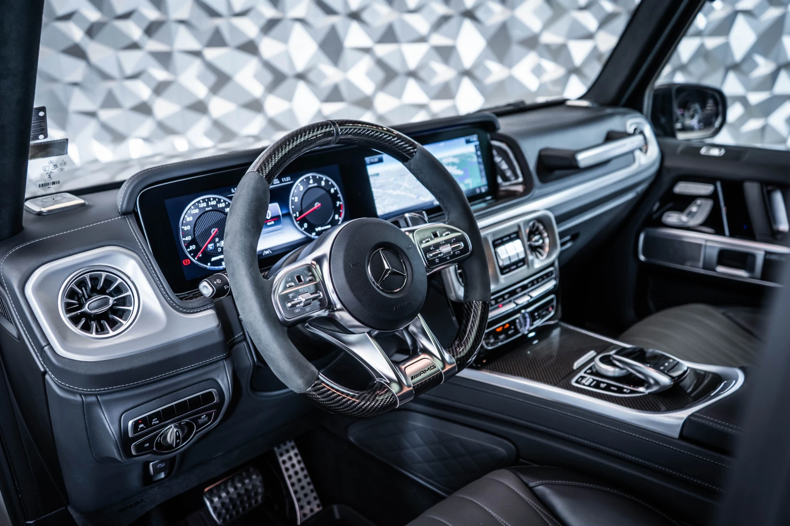 Mercedes-Benz G 63 AMG Manufaktur* Burmester* Carbon, снимка 8 - Автомобили и джипове - 54041015