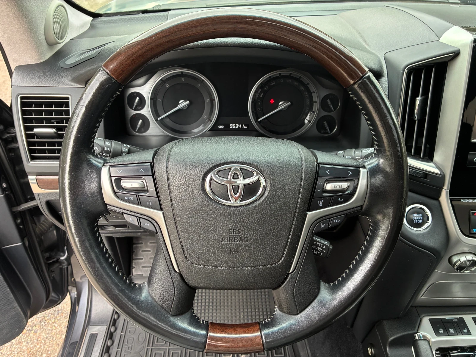 Toyota Land cruiser 200/V8/Facelift, снимка 8 - Автомобили и джипове - 54484812