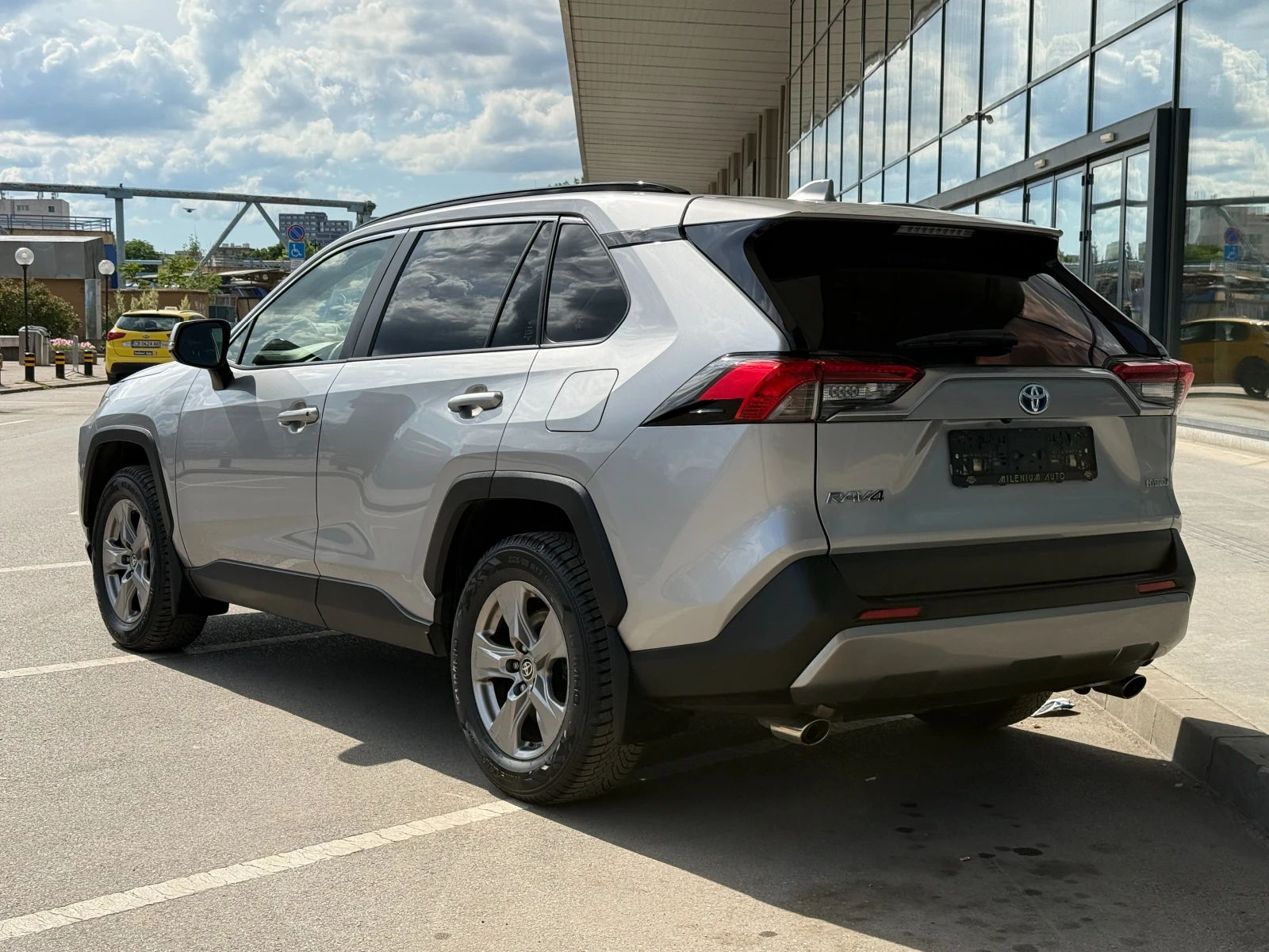Toyota Rav4 6 МЕСЕЦА ГАРАНЦИЯ/2.5Hybrid 218к.с. Подгрев/Камера, снимка 3 - Автомобили и джипове - 54884868
