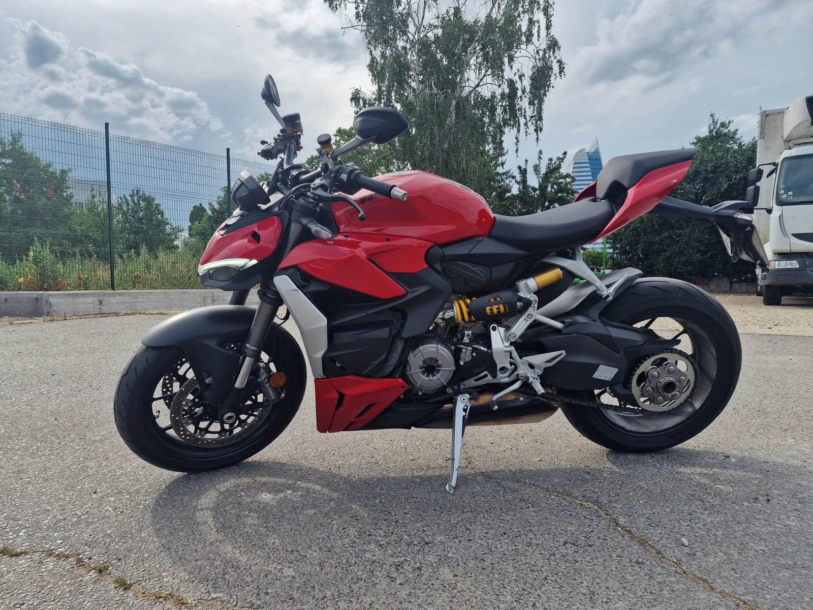 Ducati Streetfighter V2