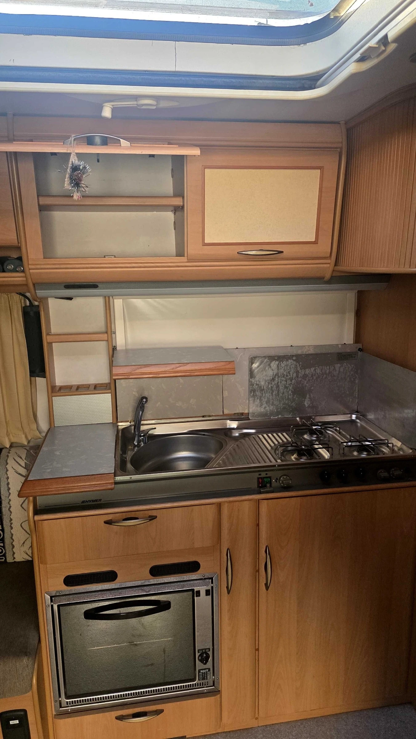 Каравана HYMER / ERIBA Swing, снимка 4 - Каравани и кемпери - 55413155