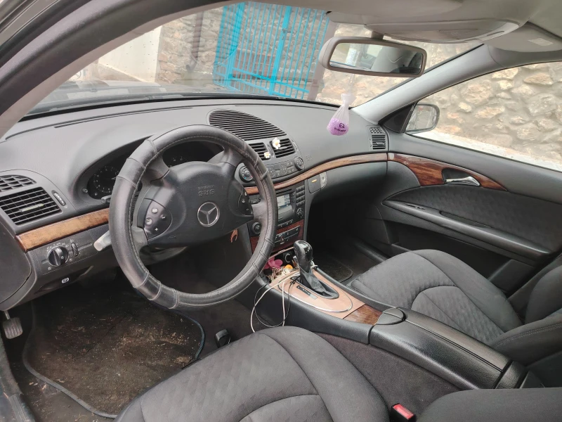 Mercedes-Benz E 220, снимка 6 - Автомобили и джипове - 48250937