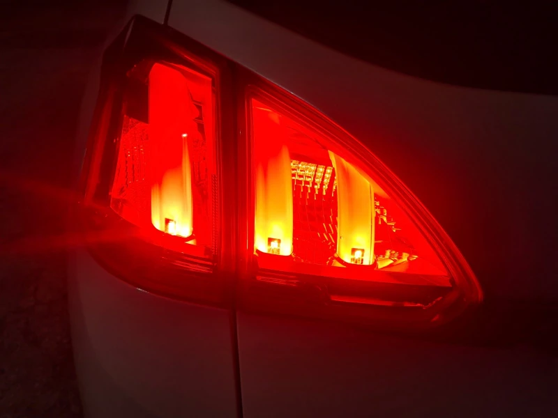 Peugeot 2008 1.6EHDI-АВТОМАТ, БЯЛА ПЕРЛА, ПАНОРАМА, снимка 12 - Автомобили и джипове - 52023254