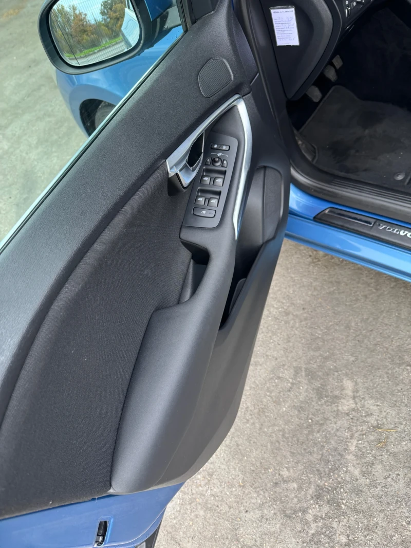 Volvo V40 2.0 D2 Summum, снимка 12 - Автомобили и джипове - 52365270