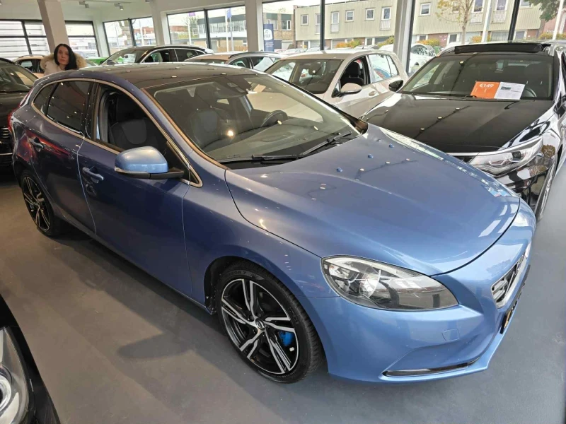 Volvo V40 2.0 D2 Summum, снимка 2 - Автомобили и джипове - 52365270
