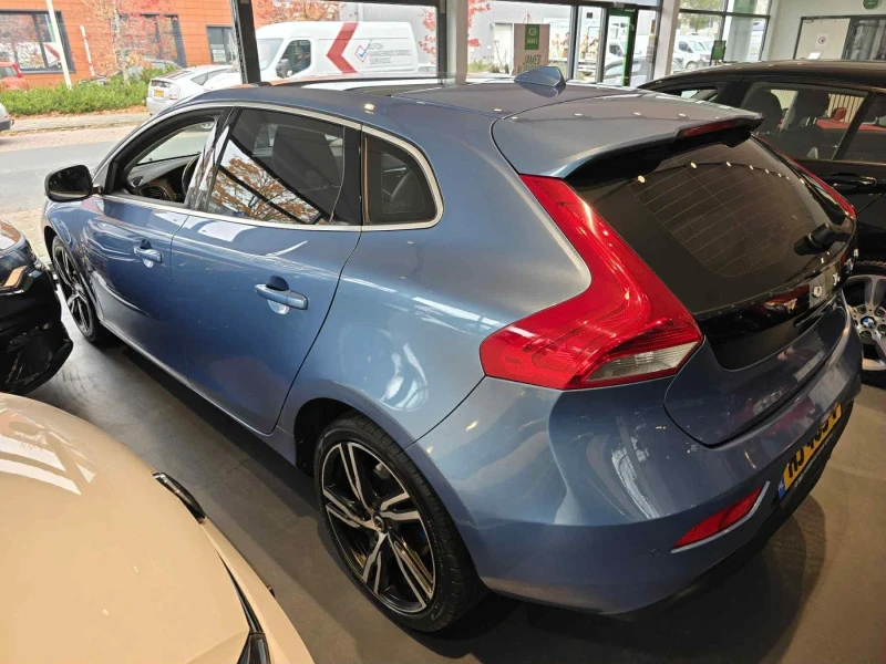 Volvo V40 2.0 D2 Summum, снимка 4 - Автомобили и джипове - 52365270