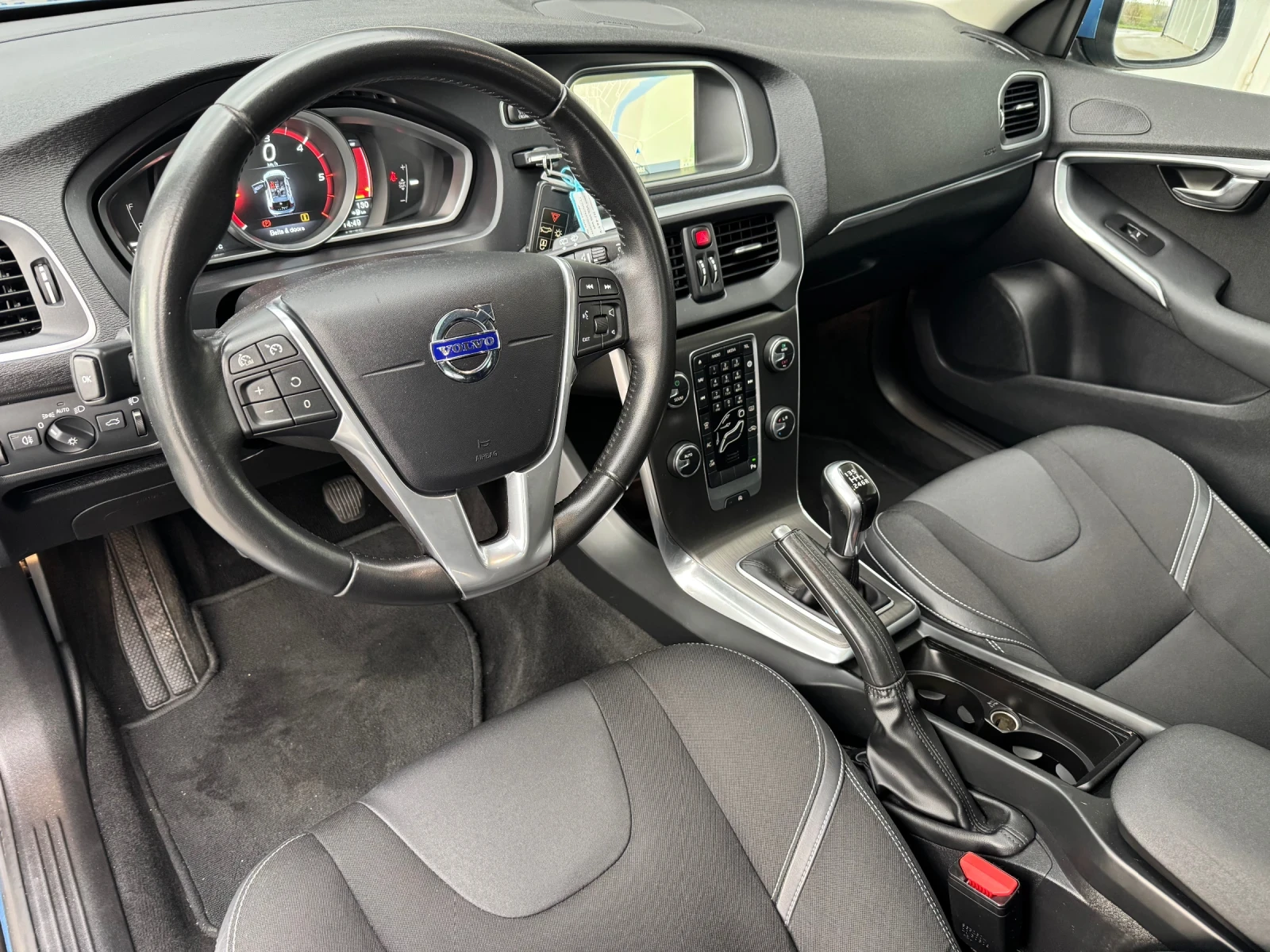 Volvo V40 2.0 D2 Summum - изображение 9
