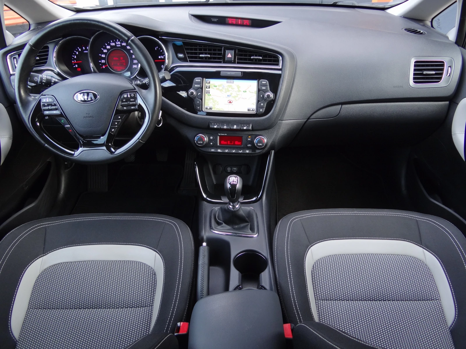 Kia Ceed 1.6crdi - 136k.c. /Navi/Koja/Led/Camera/Euro-6/, снимка 9 - Автомобили и джипове - 54954824
