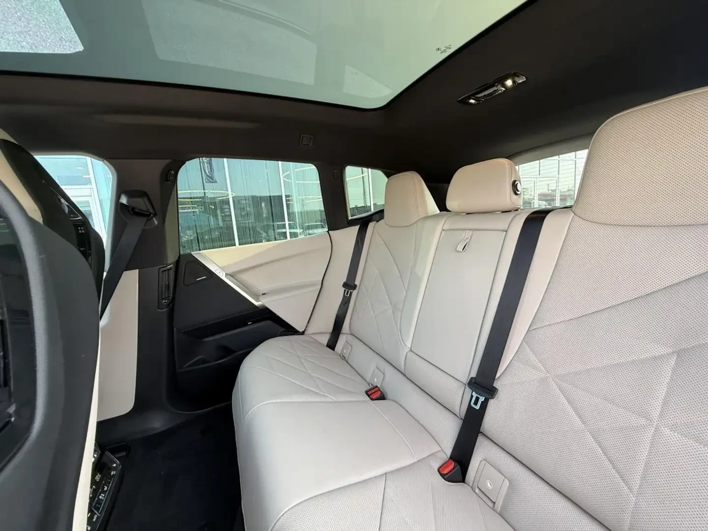 BMW iX XDRIVE50* HARMON* KARDON* 360КАМЕРА* LANE* ASSIST*, снимка 14 - Автомобили и джипове - 55792306