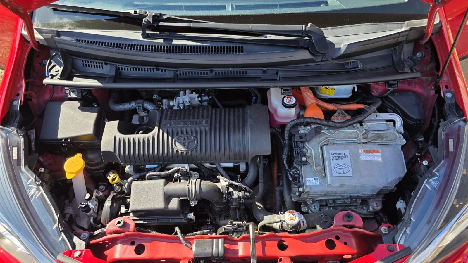 Toyota Yaris 1.5 HYBRID , снимка 10 - Автомобили и джипове - 56121567