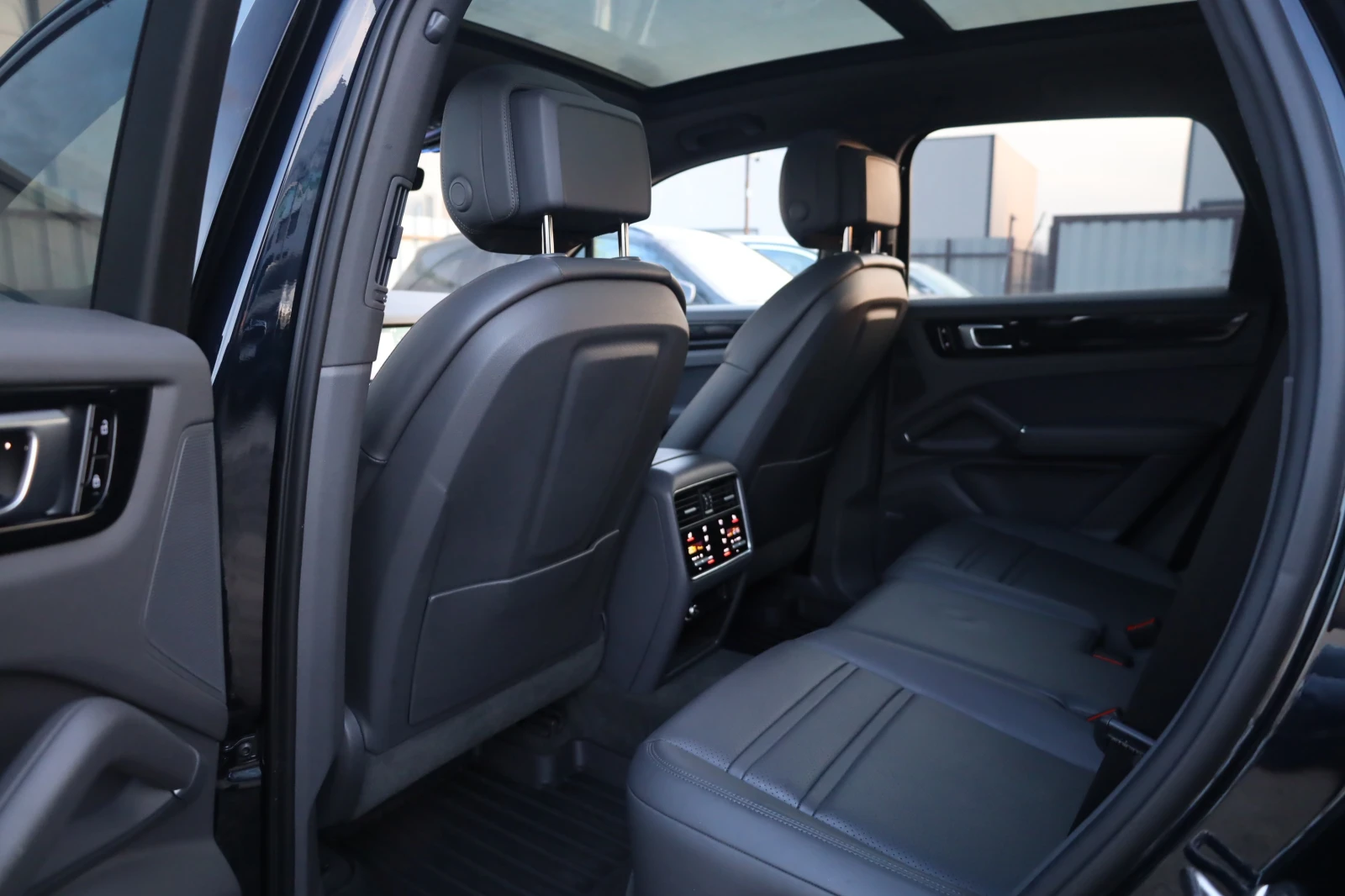 Porsche Cayenne 3.0 E-Hybrid Distr 360  SoftClose PANO BOSE Обдух, снимка 10 - Автомобили и джипове - 53952855