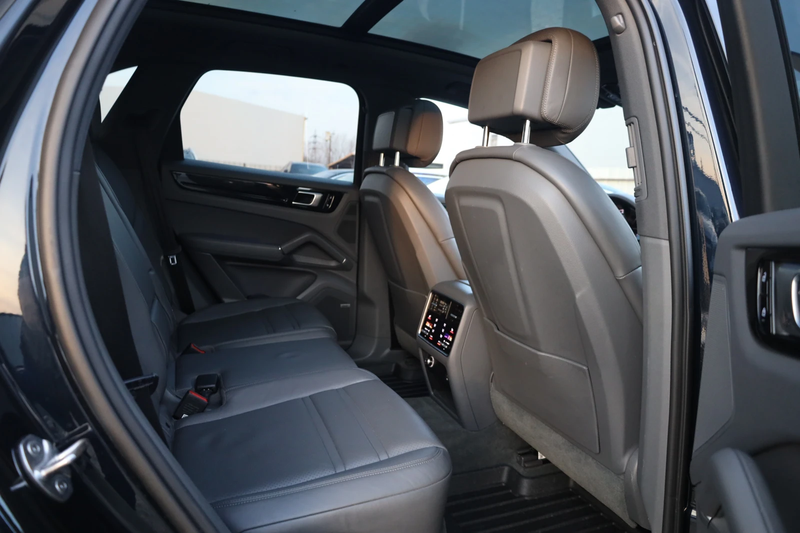 Porsche Cayenne 3.0 E-Hybrid Distr 360  SoftClose PANO BOSE Обдух, снимка 8 - Автомобили и джипове - 53952855