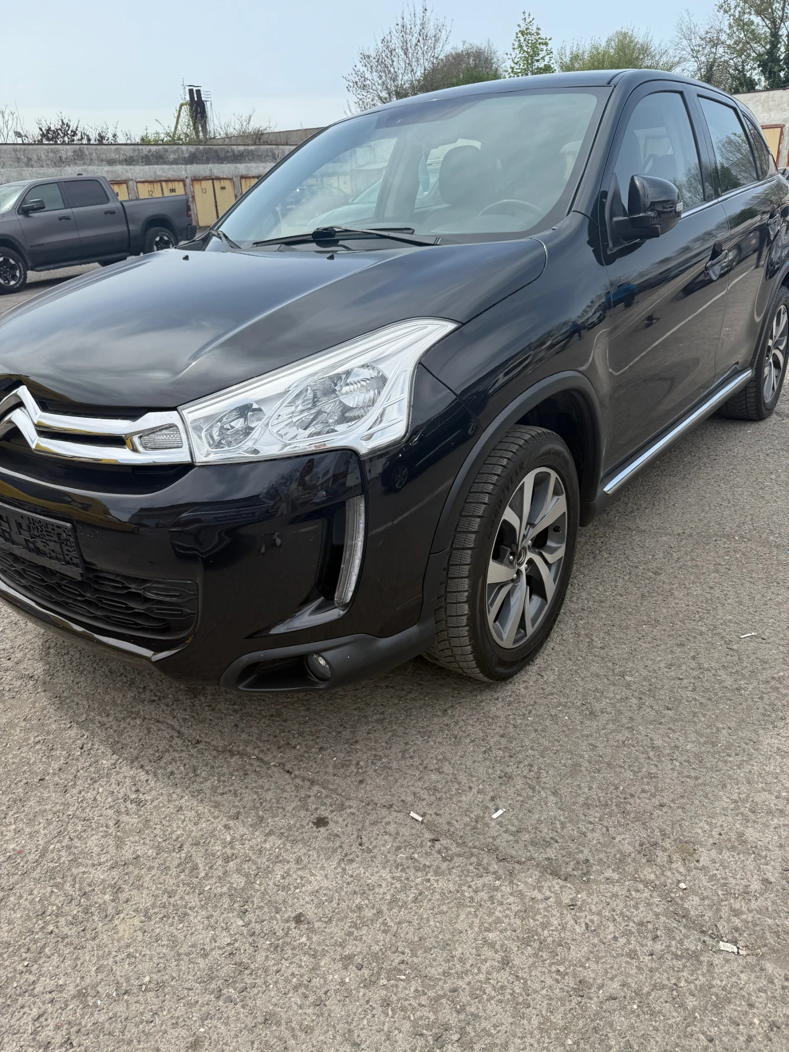 Citroen C4 AIRCROSS .За смяна е преден фар.