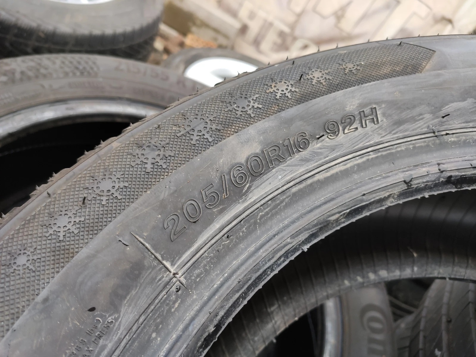 Гуми Зимни 205/60R16, снимка 4 - Гуми и джанти - 54635083