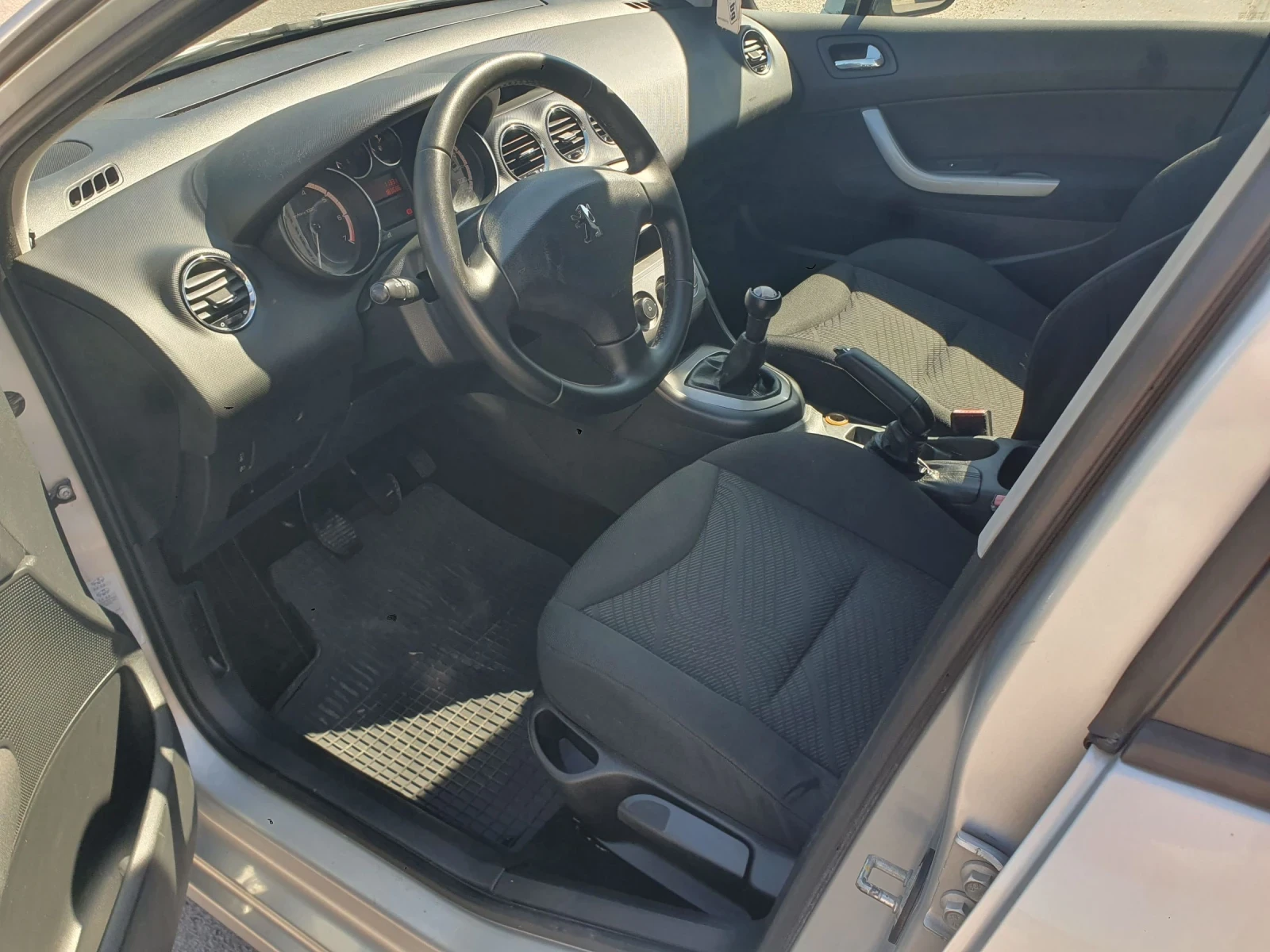 Peugeot 308 1, 4 бензин 95 к.с Обслужен преди 10 км - изображение 8