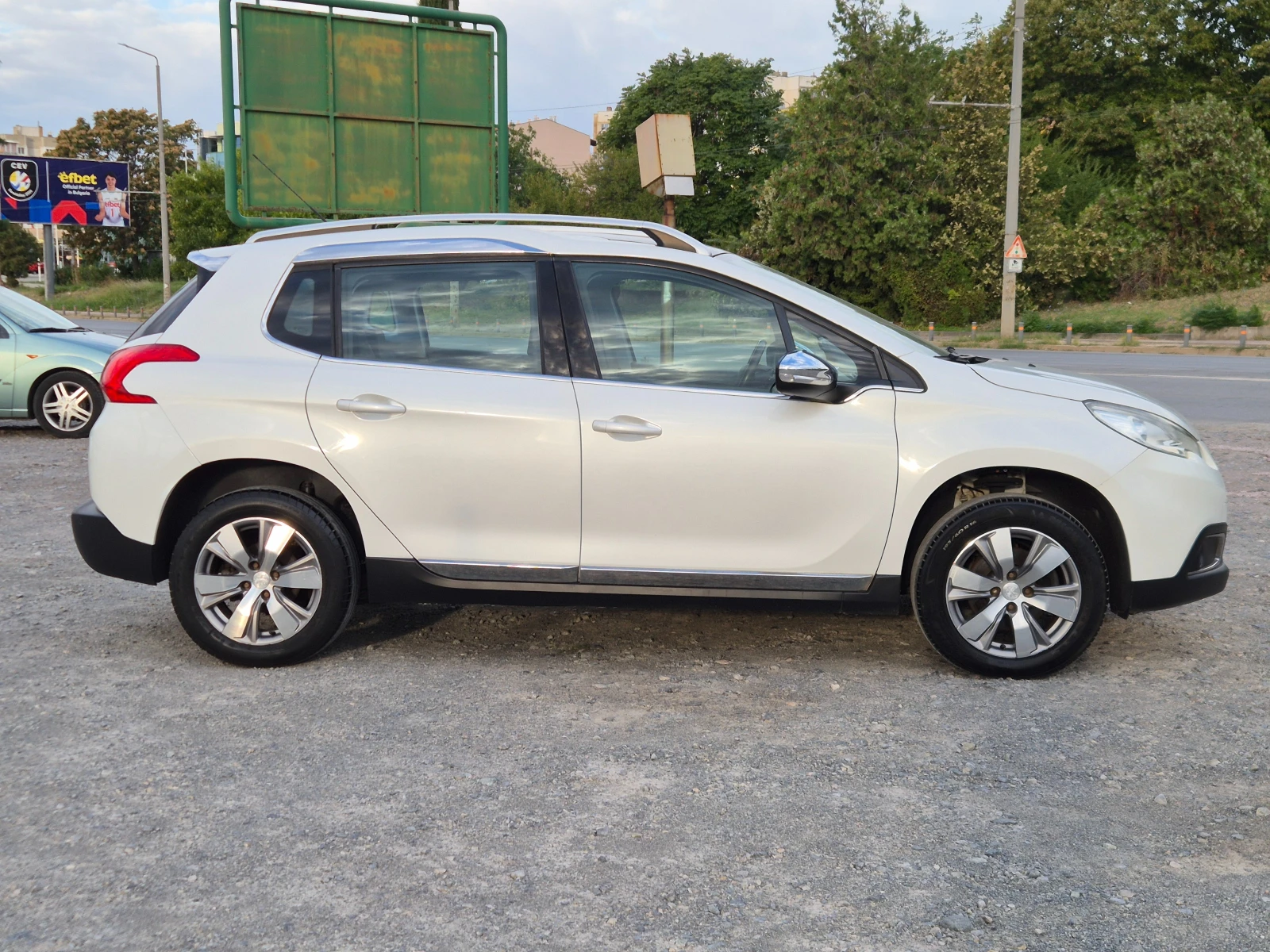 Peugeot 2008 1.6EHdi, снимка 6 - Автомобили и джипове - 52502369
