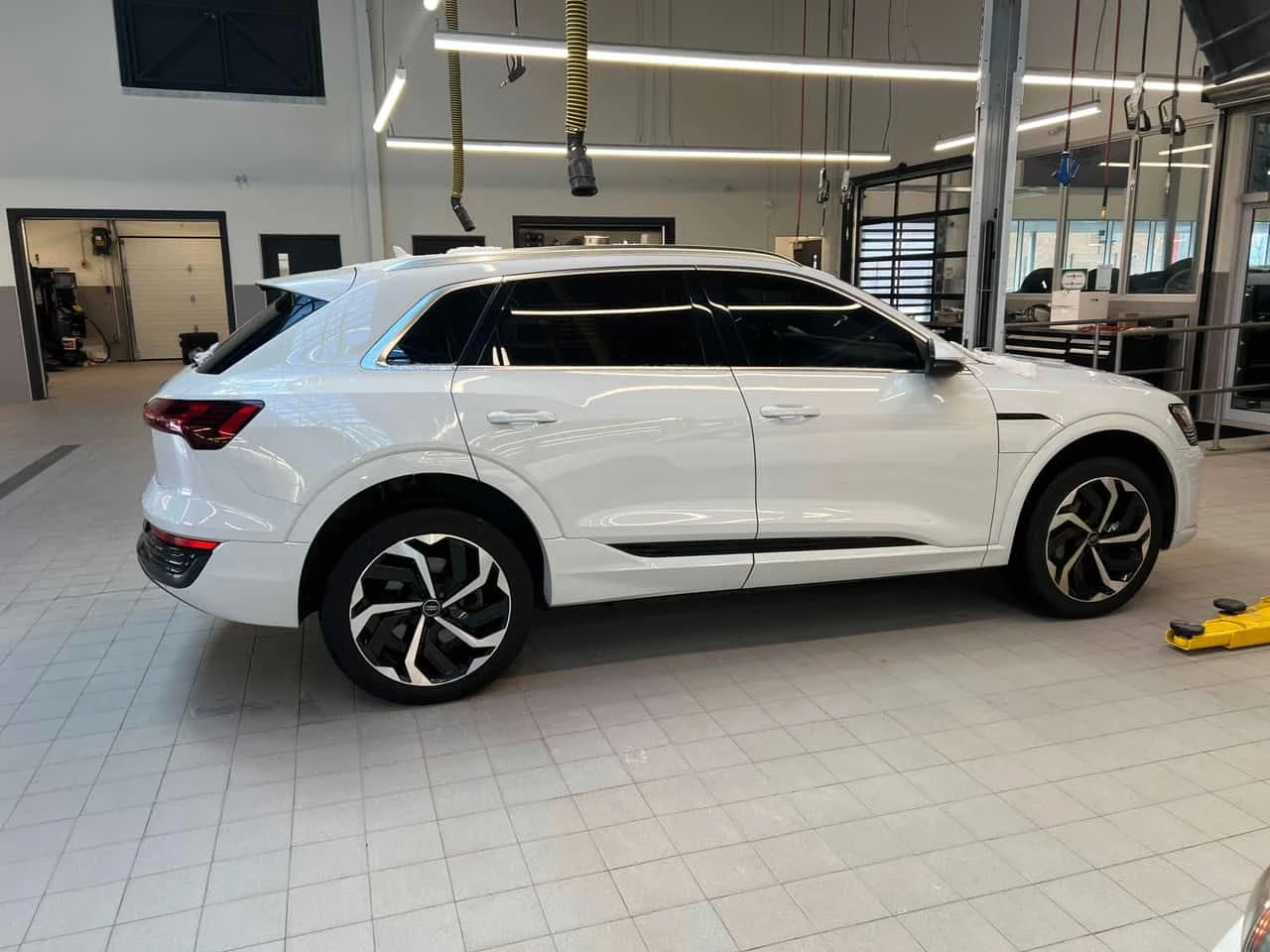 Audi E-Tron quattro  CARFAX, снимка 3 - Автомобили и джипове - 53867371