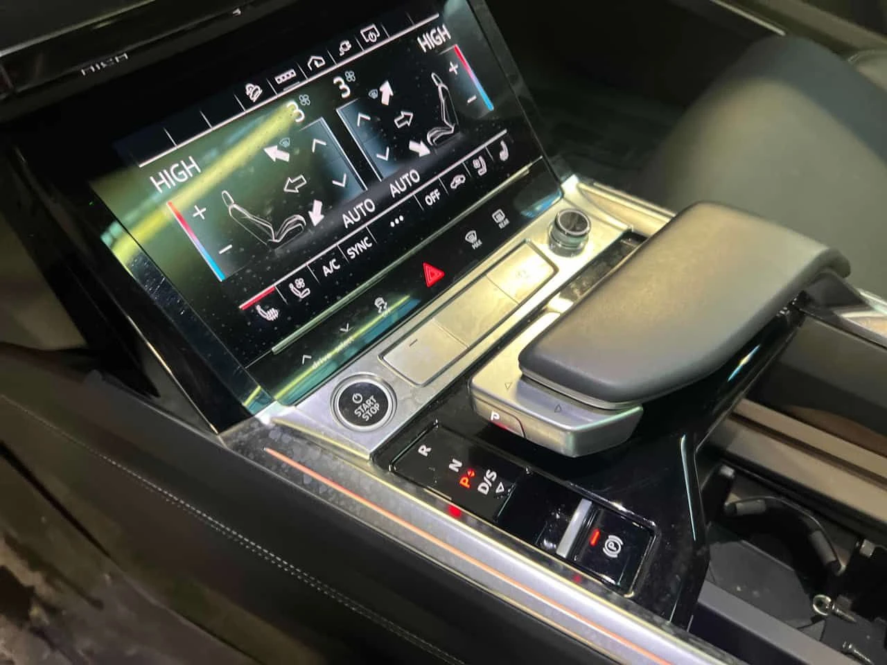 Audi E-Tron quattro  CARFAX, снимка 11 - Автомобили и джипове - 53867371