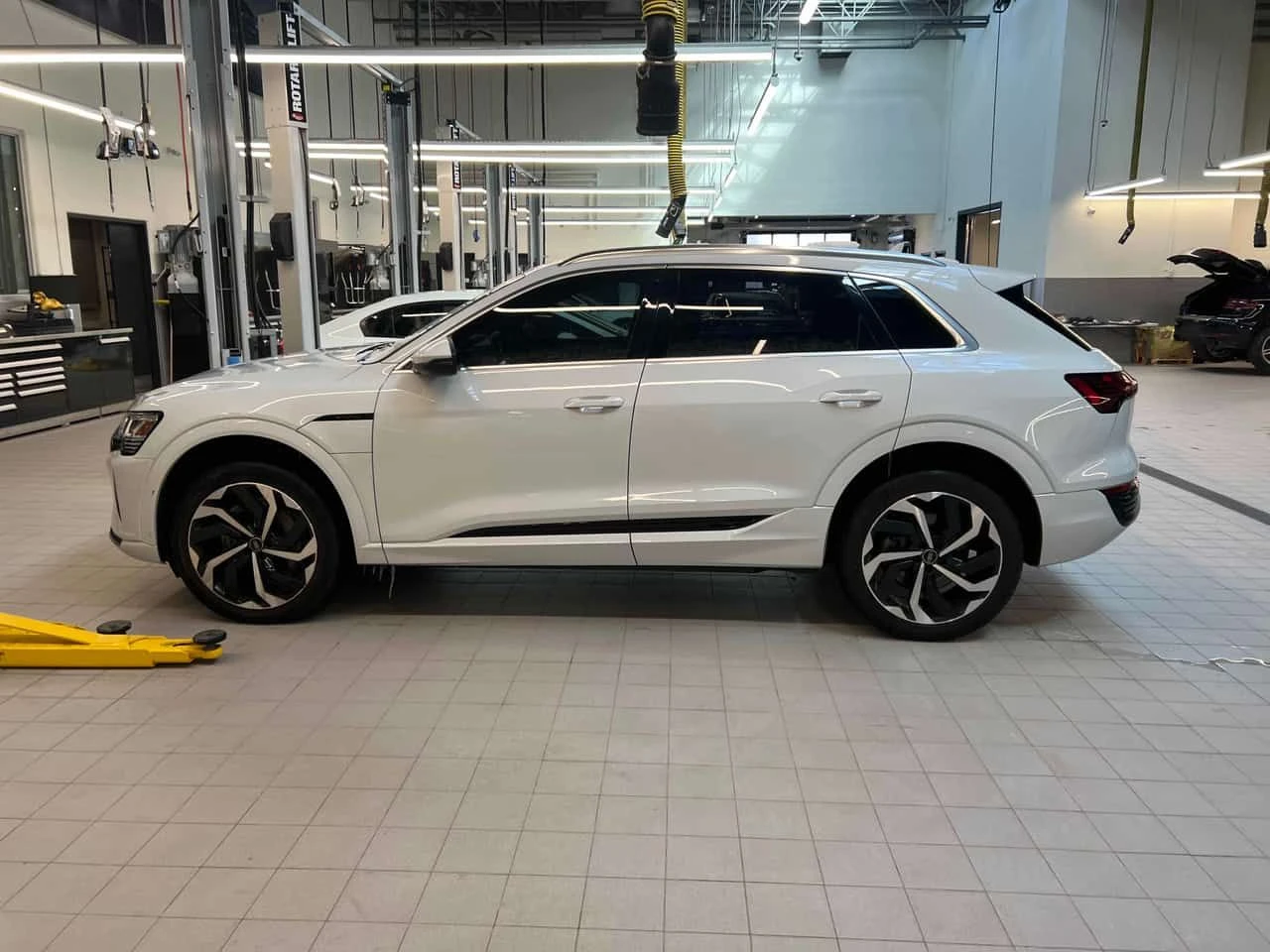 Audi E-Tron quattro  CARFAX, снимка 2 - Автомобили и джипове - 53867371