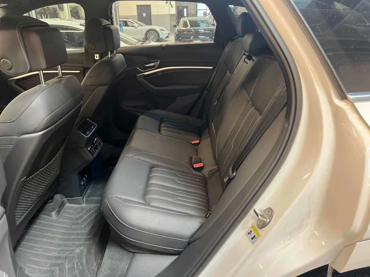 Audi E-Tron quattro  CARFAX, снимка 12 - Автомобили и джипове - 53867371