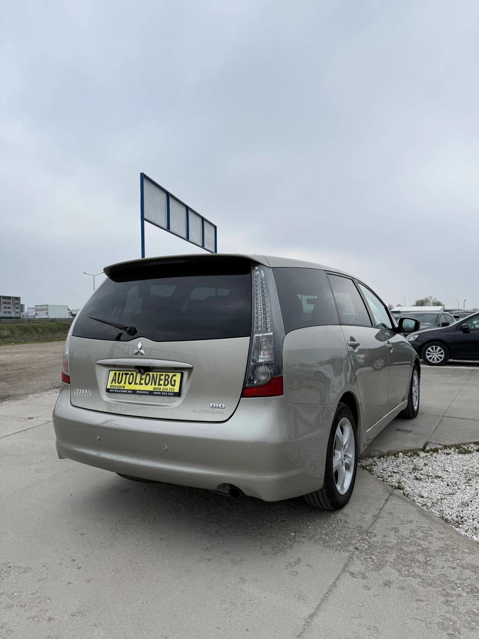 Mitsubishi Grandis 2.0 Di-D 7 места, снимка 5 - Автомобили и джипове - 53998408