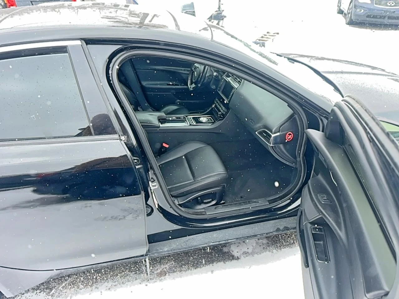 Jaguar XE 25t Premium AWD * Крайна цена до БГ* , снимка 5 - Автомобили и джипове - 54175268