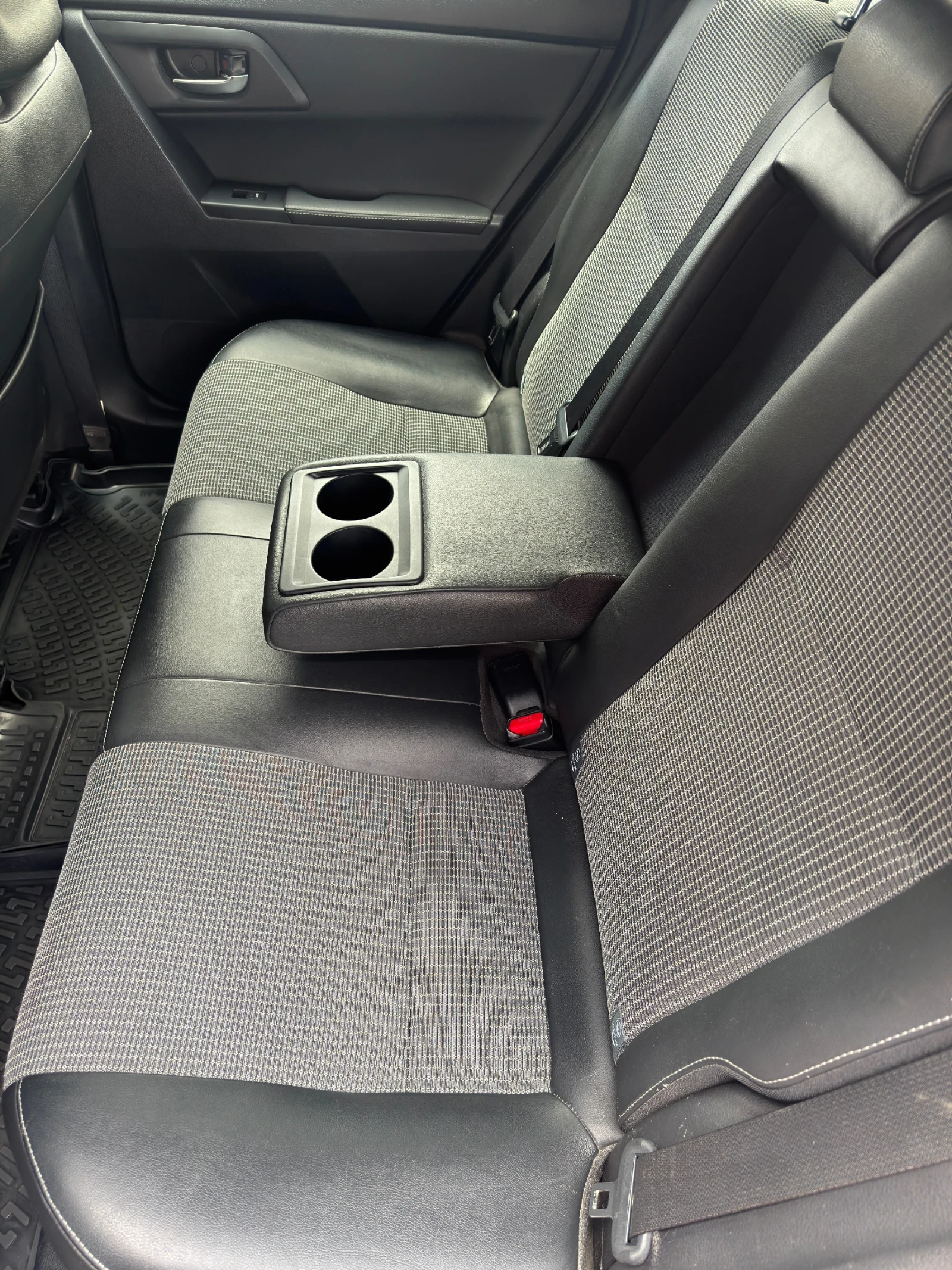 Toyota Auris, снимка 10 - Автомобили и джипове - 56244416